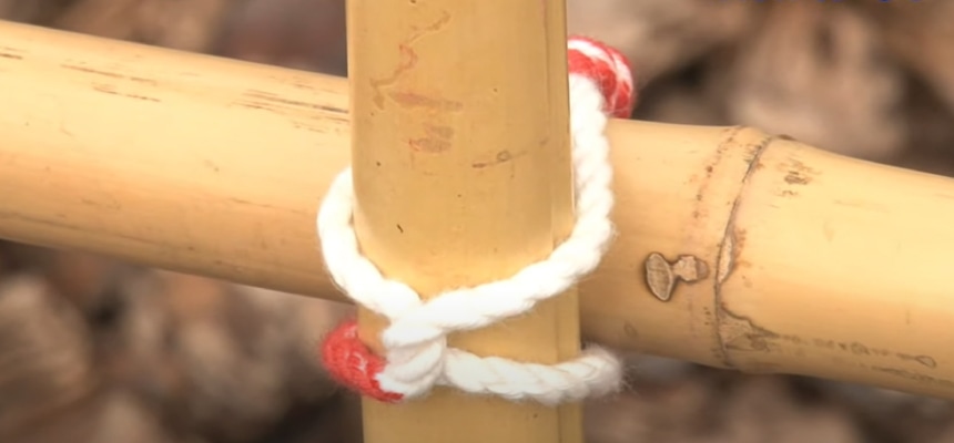 ロープの結び方棒を十字に結ぶ「いぼ結び」
